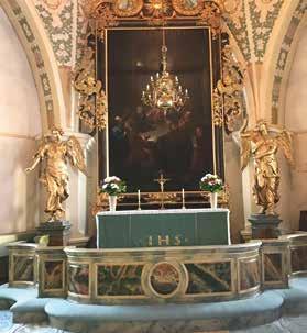 Man kan fika, gå runt o titta på kyrkan, få veta något om dess historia, köpa rättvisemärkta varor eller handla från bokbordet.