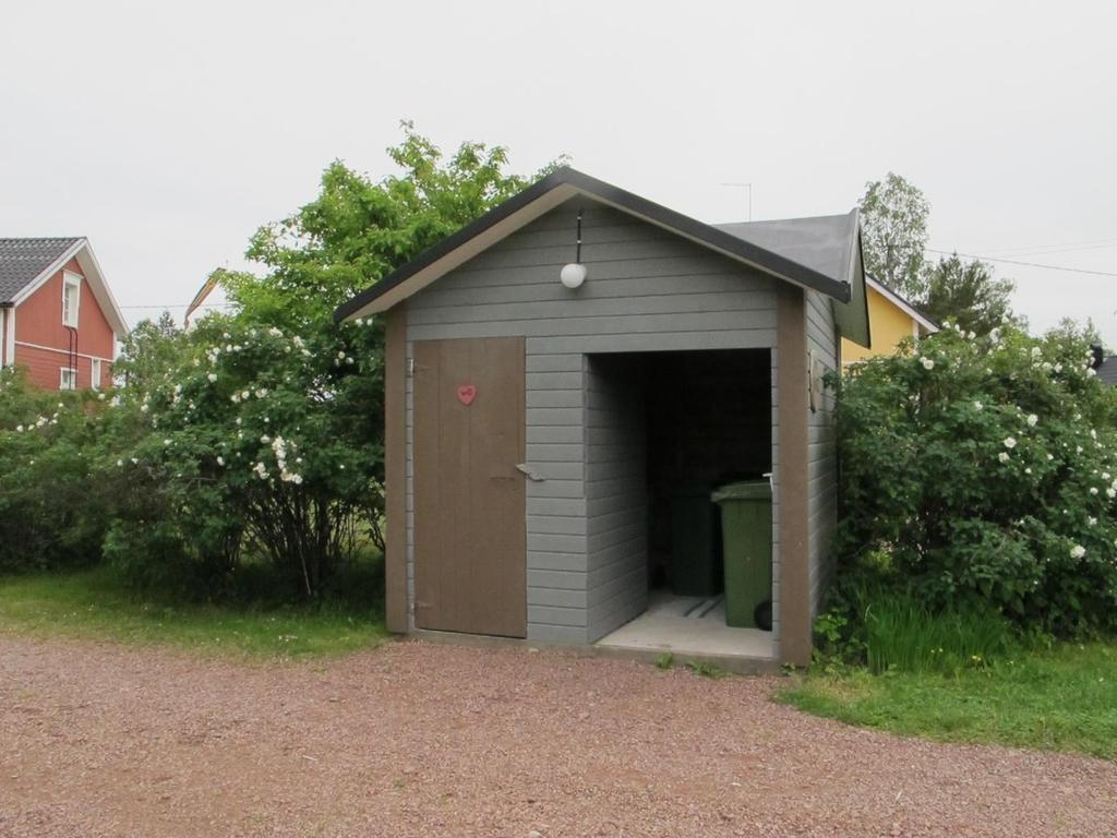 Gårdstoalett / miljöstation Toalett för cafégäster samt miljöstation med sorteringskärl. Anslutningar El, vatten & avlopp.