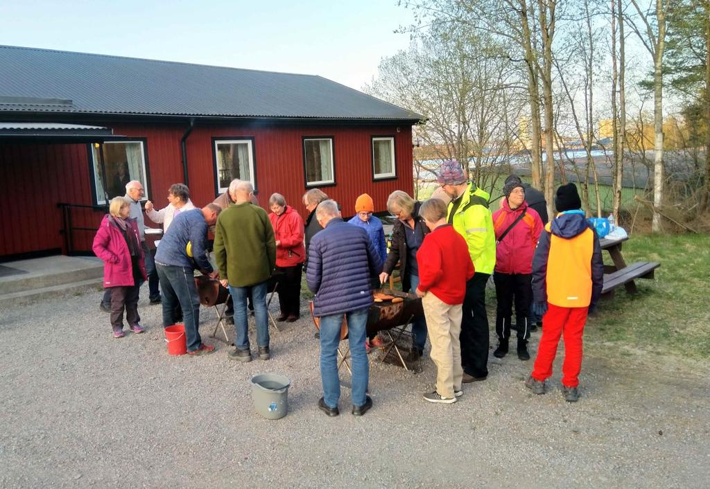 några sånger. När det musikaliska inslaget avslutades övergick firandet till att besöka grillarna som nu bjöd på perfekt glöd.