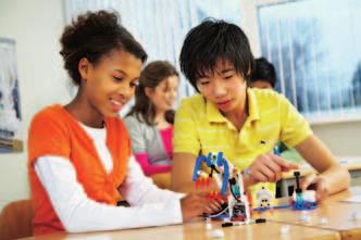 Bygginstruktioner Instruktionshäftena för pararbete, som är unika för LEGO Education vetenskap- och tekniklösningar, är utformade så att två elever bygger halva modellen var.