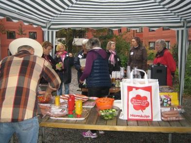 Vi hade i alla fall tur med vädret Söndagen den 12/10 kunde man se en skara Gravyrenbor på gräsmattan nedanför grillplatsen.