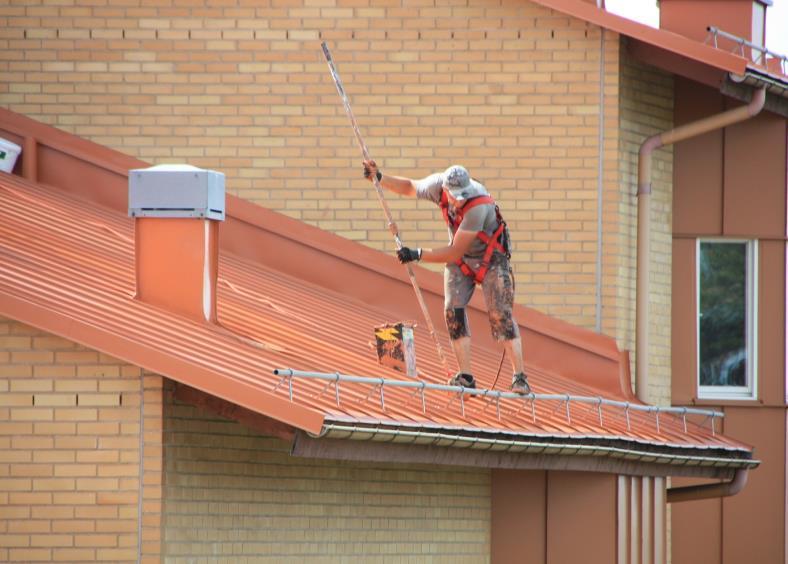 Tel:0708136951 Så är arbetet med att montera solpaneler på våra soliga sydtak i