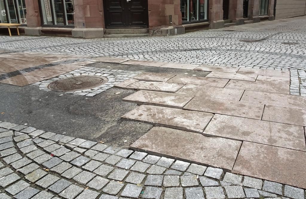 Bild 10. Innerstadsgata där häll efter häll ersätts med asfalt som provisoriska symtomlösningar. Foto: Kurt Johansson.