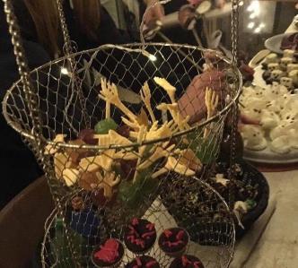 och träningar, ordna mat och fika för olika event, jobbat med att engagera ALLA oss medlemmar, unga som