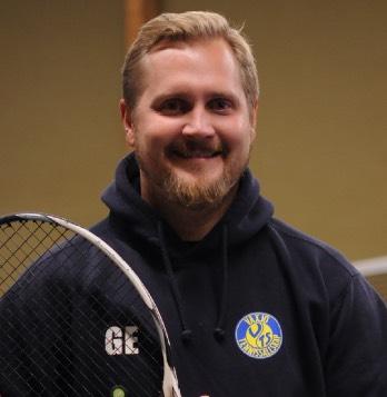 MINITENNIS ÅLDER Rekommenderat för barn i åldrarna 5-8 år BOLL I minitennisen använder vi en röd boll, som studsar 25% jämfört med en vanlig boll RACKET Storlek på racket avgörs efter storlek eller