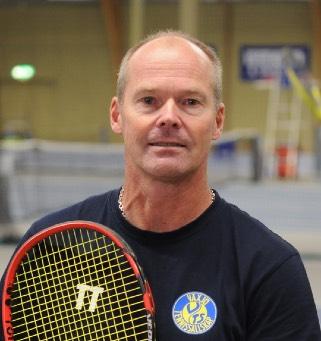 MIDITENNIS ÅLDER Rekommenderat för barn i åldrarna 8-10 år BOLL I miditennis använder vi grönprickade bollar som studsar 70% av en vanlig boll Miditennis, nästa steg på vägen I miditennis är