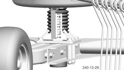 DRIFT 3. Anpassa indikeringarna till varandra Förutsättning: Båda rotorerna måste vara inställda på samma räfshöjd. Anpassa höjdindikeringen (4) på båda rotorenheterna. a.
