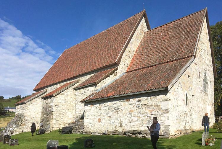 Den sista dagen, söndagen, ägnades helt åt exkursion till medeltidskyrkor i Trøndelag: Mære, Hustad, Sakshaug och Værnes utgjorde programmet.