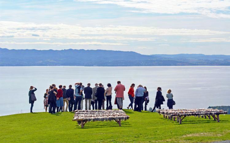 Symposiedeltagarna beundrar utsikten över Trondheimfjordens inre del från Øyna Parken, Inderøy. Ebbe Nyborg (Danmarks kirker, København): Skandinavisk træskulptur i 1200-tallet.