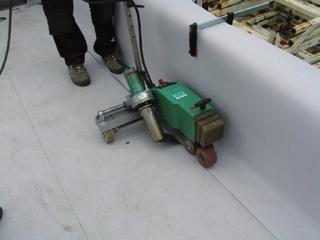 Ett homogent resultat och brandsäker installation RENOLIT ALKORTOP takduk installeras med hjälp av varm luft från en manuell eller automatisk svetsmaskin.