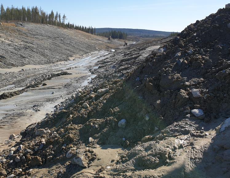 simbassänger) - 1,2 miljoner m 3 berg (motsvarande 2 Globen, eller ca 2,5 miljoner ton dvs.