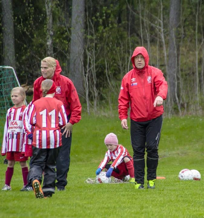 Tränarna Elin Ulriksson (Rebecka) Jem Baker (Holly) Magnus Thunberg