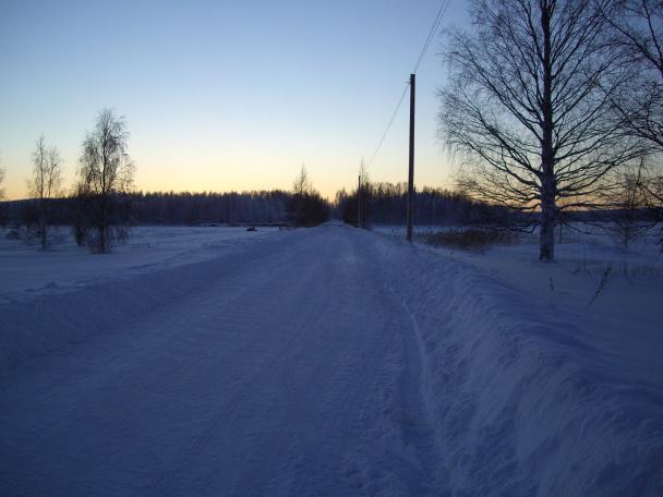 19. Miljöstation Mycket glassplitter, besvärligt att köra in. Ej upplyst. Dålig ordning. Bilar parkerar där när de ska till skidtävlingar vilket gör att man inte kommar fram med återvinning.