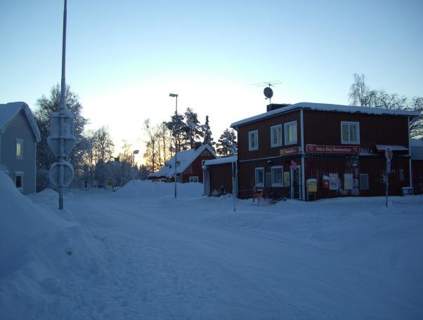 Bra bussförbindelser Närhet till naturen Lugnt och fridfullt i allt väsentligt Badplatser Fin sportanläggning Bra föreningsliv Underbara ungar God sammanhålling.