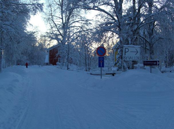 16. Utanför Byavallen Det finns P-platser vid kansliet men man parkerar efter den smala gatan Sunderby SK Det finns ingen