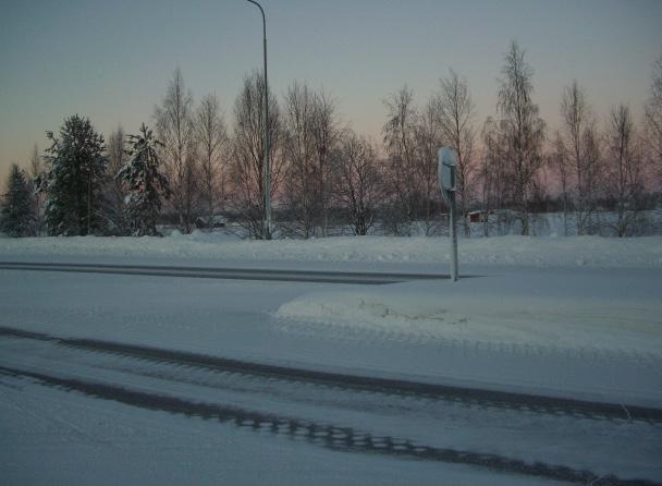 Efter Mariebergsvägen vid Lassevallen. Trafikfarlig parkering efter Mariebergsvägen.