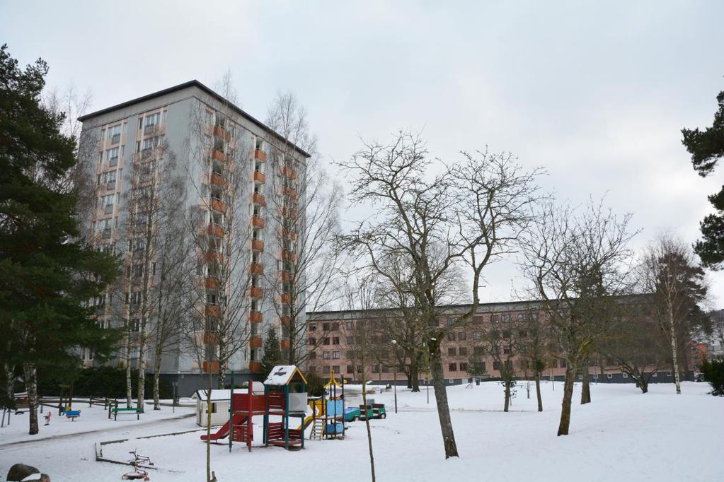 BESKRIVNING Punkthus och loftgångshus inom Trädkronan 1 och 2 (hus C och M, se situationsplan). Den kuperade innergården planerades som en öppen gemensamhetsyta. Vlm-kmvvb-1053.