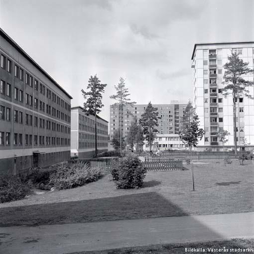 HISTORIK Östra Malmaberg växte fram i mitten på 1950-talet. Loftgångshusen till vänster i bild hade fältindelad fasad, och punkthusen, varav ett till höger i bild, hade fasad med vita klinkerplattor.