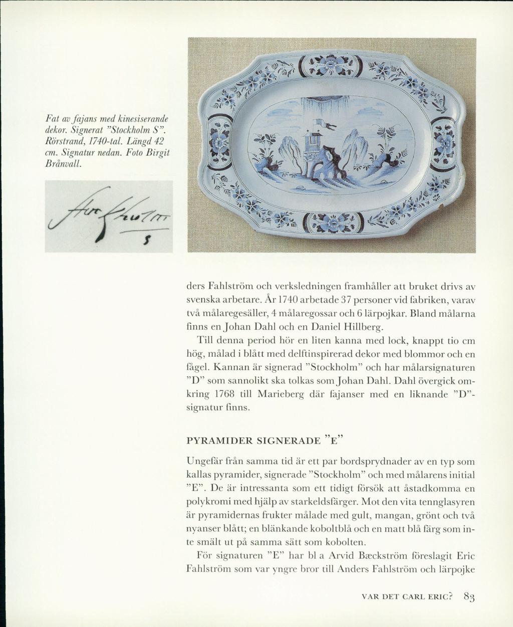 Fat av fajans med kinesiserande dekor. Signerat Stockholm S. Rörstrand, 1740-tal. Längd 42 cm. Signatur nedan. Foto Birgit Brånvall.