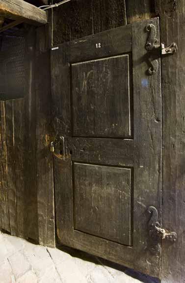 VINDEN ÄR MYCKET OVANLIG, KANSKE UNIK, MED EN STOR DEL AV SIN INREDNING BEVARAD FRÅN 1748. FOTO: J. MALMBERG. Lägenheternas ytterdörrar är äldre och av olika typ.