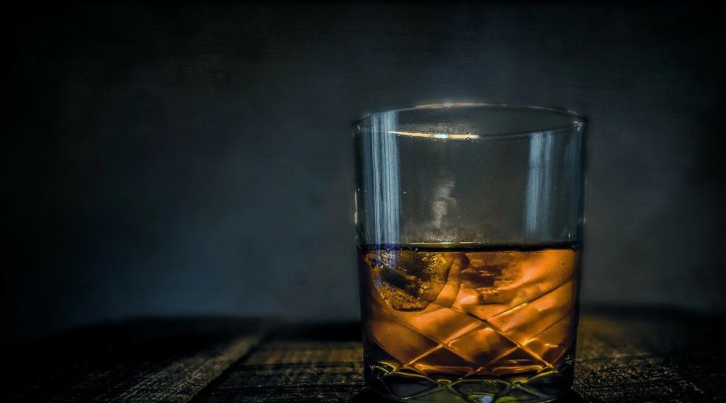 A V E C - P R I S P E R C L Whiskey The Famous Grouse, blended 22.- Jameson Irish blend 22.- Gin Beefeater Gin 22.- Hendrick s Gin 27.- The Glenlivet 12 years single malt 32.