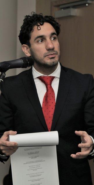 Civilminister Ardalan Shekarabi tar emot avsiktsförklaringen Civilsamhället för Agenda 2030.