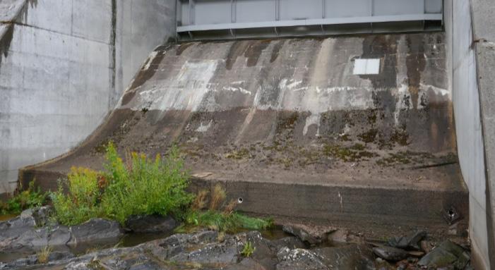 Vid 2018 års uppföljning noterades det att en stor del av sprutbetongen på de övre delarna av skibordet uppvisade sprickbildning och kalkutfällningar (Figur 12).