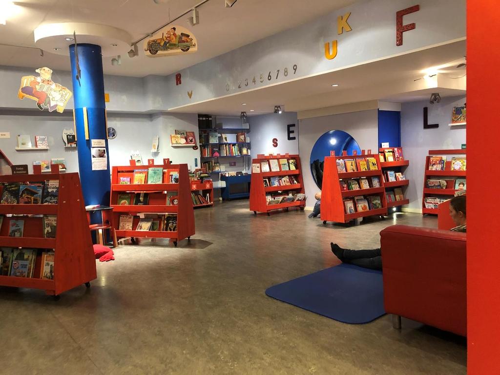 Uppsala stadsbibliotek. Foto: Elisabet Rundqvist. Personal Antalet anställda på de offentligt finansierade biblioteken är i stort sett oförändrat jämfört med tidigare mätning.