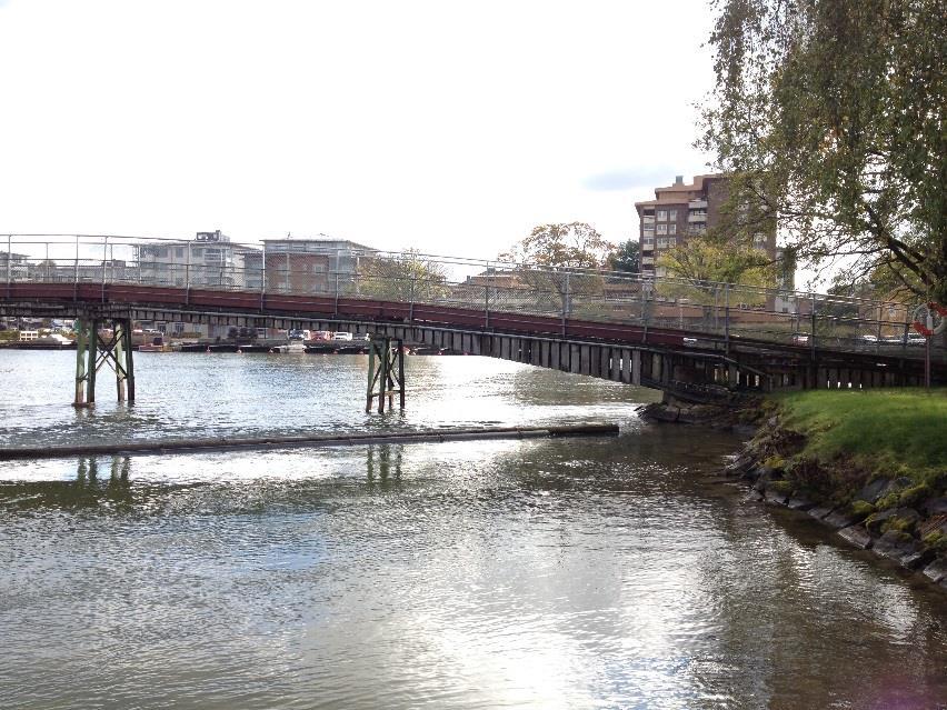 10 GÅNGBRO VID SPIKÖN, TROLLHÄTTAN PM GEOTEKNIK Figur 4 Foto på bron, från väster och mot södra landfästet. 14-09-. Vid tidigare utredningar (för detaljplan, se hänvisning kapitel 2.