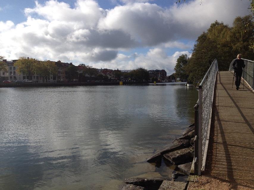 Väster om bron finns ett isskydd i vattnet. Figur 2 Foto på bron, från södra landfästet och norrut. 14-09-.