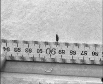 Börja med att mäta in 89,5 centimeter från hörnan. Denna dusch har bara 5 millimeters spännvidd så att det är mycket viktigt att måtten är korrekta. Start med å måle inn 89,5 centimeter fra hjørnet.