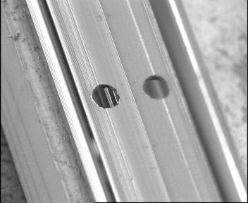 Använd ett 4 millimeters borr och börja i skåran, då är det inte så lätt för borret att vandra i väg.