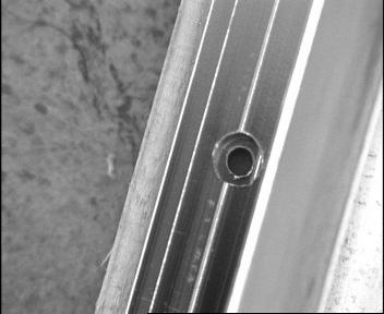 Brug et 4-millimeter-bor, og begynd i revnen, hvor boret er mindre tilbøjeligt til at vandre væk.