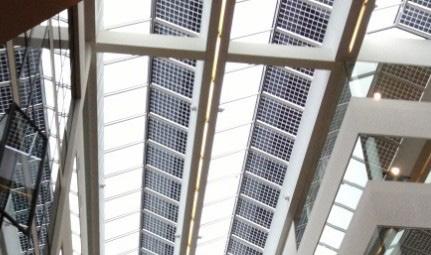 FASTA SOLAVSKÄRMNINGAR Semitransparenta solceller integrerade i tak (Atrium). Kontorsbyggnad Tennet, Göteborg. Bild: Elsa Fahlén.