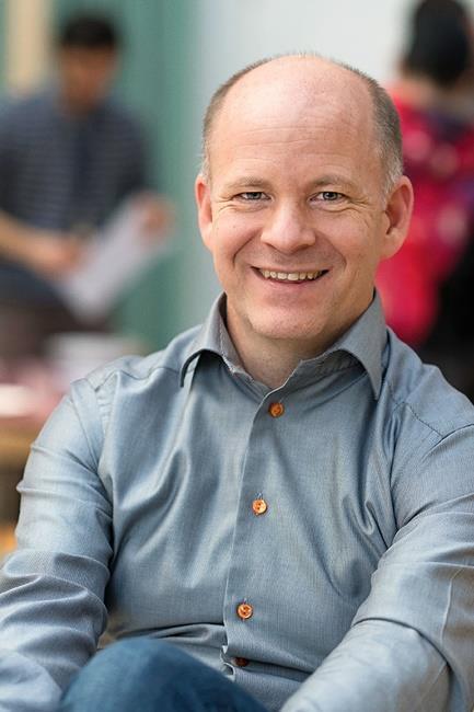 2 VD-KOMMENTAR VD-kommentar Försäljningen i kvartalet ökade med 21 procent, och 13 procent valutajusterat, jämfört med andra kvartalet.