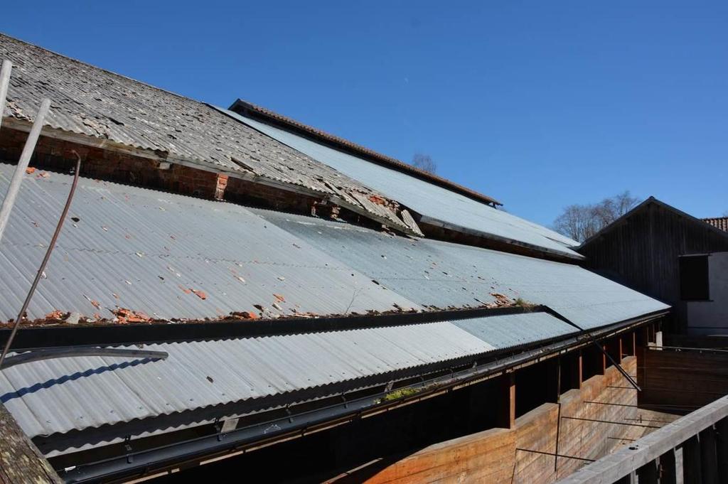Taket med asbestplattor och galvaniserade plåt