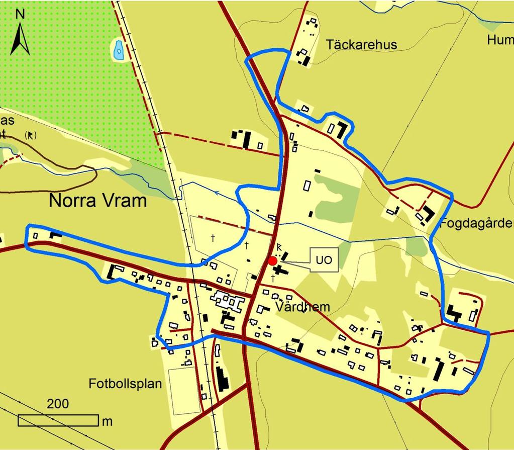 Figur 3. UO:s läge i relation till bytomten RAÄ Norra Vram 37:1 (blå linje). Skala 1:8000. Topografi och fornlämningsmiljö Norra Vrams by är belägen i Bjuvs kommun i nordvästra Skåne.