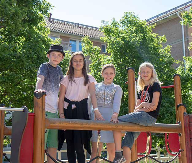 Elever och konstnärer skapar konst i Haga Till sommaren invigs Hagavågen, en skulptural installation i sex delar som är tänkt att användas såväl som scen, podium, talarstol eller bara som gemensam