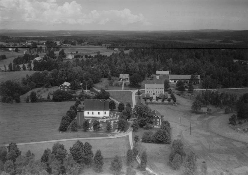 Beskrivning och historik Kyrkomiljön Hagshults socken är beläget mellan Lagan och dess biflöde Härån. Landskapet är kuperad och omfattar stora områden av mossmarker och jordbruksarealer.