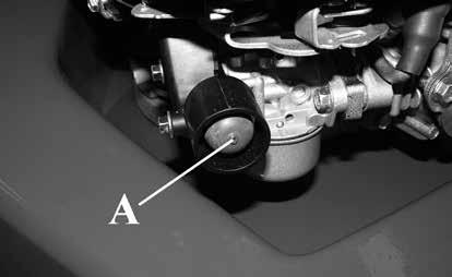 - Zorg ervoor dat de koppelingshendel uitgeschakeld is. - Zet de gashendel in de STARTER positie (Fig. 43). - Vul de carburateur door te drukken op de viotterbalg (A, Fig.