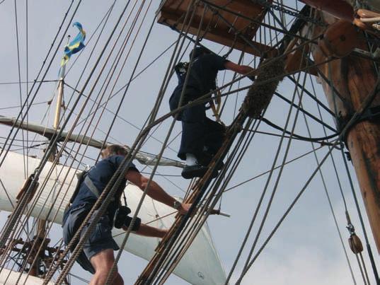 Seglingen med briggen Gerda Många Briggenmedlemmar tog tillfället i akt att bekanta sig med Gerdas rigg. (Stora bilden) Så fort tillfälle gavs pilade Magnus Berglund rätt upp i storröjelrån.