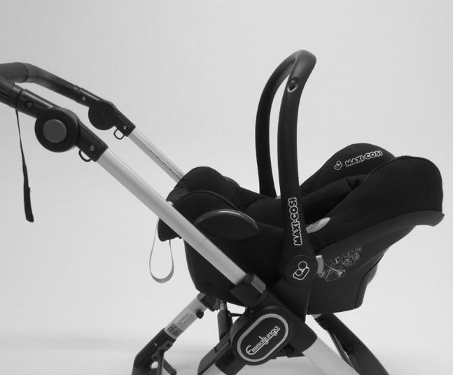 Klicka in Bilstolen på Adaptern Håll Bilstolen i bärhandtaget och montera den på Adaptern () så att fotändan av bilstolen pekar mot styret på vagnen.