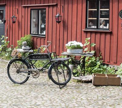 Samhälle och miljö marknadsenhet uppvisar goda resultat i form av påbörjade studier eller arbete jämfört med andra kommuner och andelen miljöbilar inom kommunorganisationen är bland de högsta i