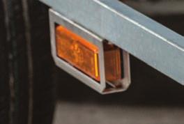 FLAKTRAILER tandem bromsad Samtliga modeller levereras med stödhjul, plåtskärmar, skärmavbärare och odämpad tipp. Surrningsöglor i lämsidan är standard. Trailern på bilden kan vara extra utrustad.