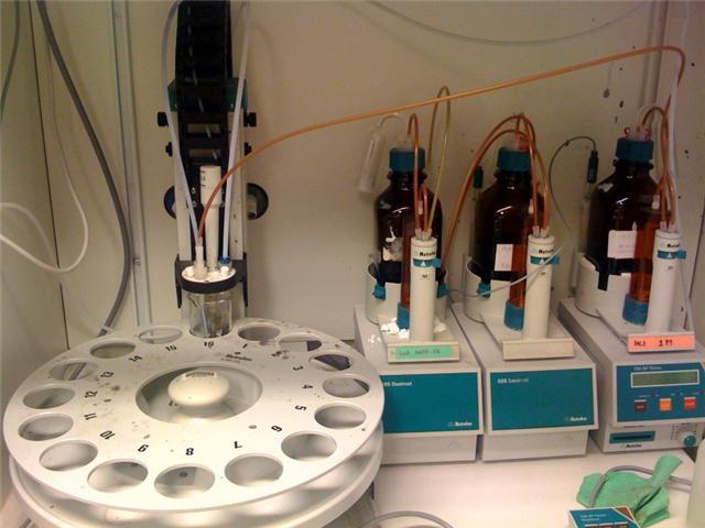 3.3.7 Rest alkali Rest alkalit mättes med ett automatiskt titrerings instrument, Metrohm 736 GP Titrino, se figur 19.