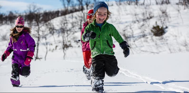 SPORTLOV I GRÖVELSJÖFJÄLLEN Snön ligger djup och dagarna är laddade med mängder fjällskidturer och roliga aktiviteter för hela familjen.