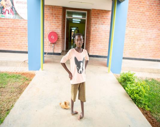 Goodson är en tioårig pojke från Luapularegionen i Zambia. Han är född med svår klubbfot, som har gått obehandlad.