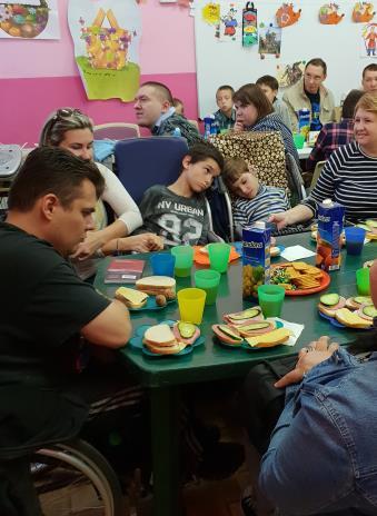 Luidmyla berättar om hur viktigt hjälpen från Sverige är och att sammarbetet gör det möjligt att erbjuda hungriga människor mat och sjuka mediciner. Det finns en samlingslokal för mat och gemenskap.