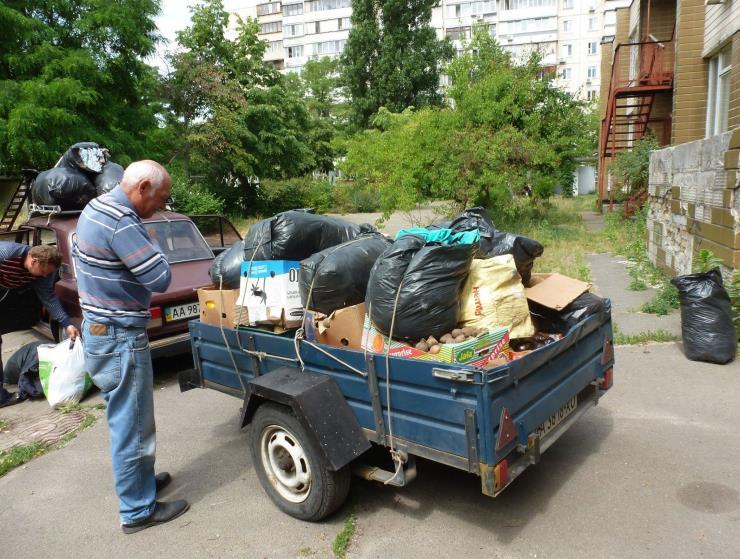 Deras uppgifter består bland annat av att bistå Luidmyla när hon handla in och distribuera matpaketen.