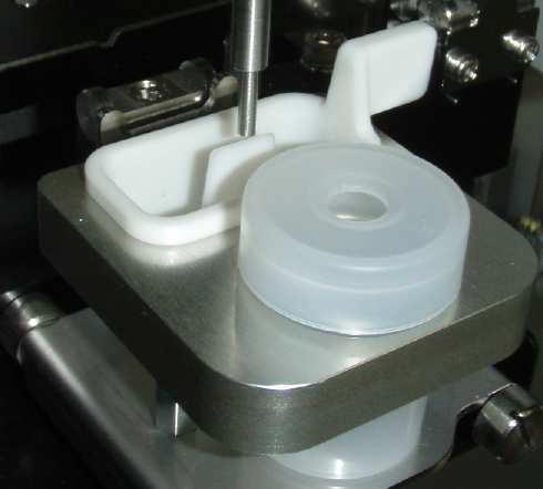 Vid slutet av varje arbetsdag, innan maskinen stängs av, ska dispensermunstycket placeras i antitorkflaskan genom att trycka ner spaken Avfallsbehållare 1.